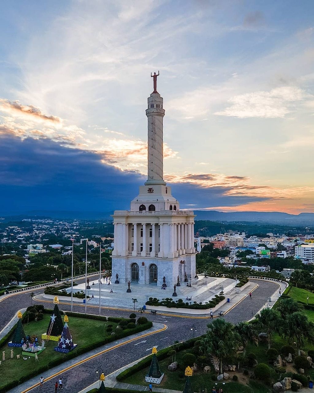 Monumento a los Héroes de la Restauración, en Santiago, al atardecer.